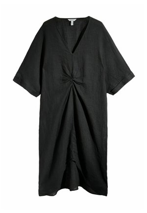 Czarna sukienka do kolan z krótkimi szerokimi rękawami, dekoltem w kształcie litery V oraz przednim środkowym skrętem tworzącym zakładki.