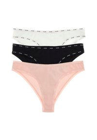 Tre paia di mutandine: bianche, nere e rosa. Ognuna presenta un sottile elastico con la parola "GUESS" ripetuta. Tessuto liscio ed elastico.