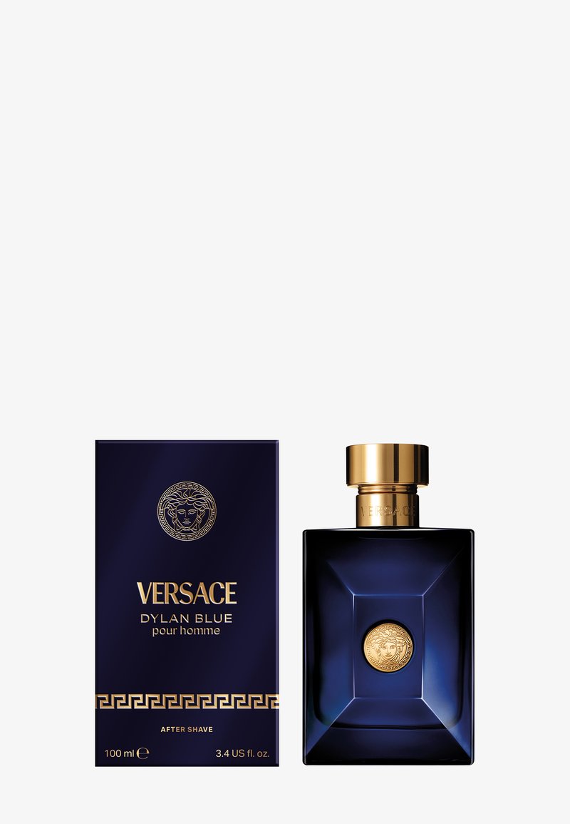 Versace Dylan Blue Aftershave, 100 ml. Enthält eine rechteckige, tiefblaue Glasflasche mit goldfarbenem Verschluss und Medusa-Emblem, verpackt in einer blauen Schachtel.