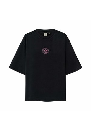 Czarny t-shirt z krótkim rękawem z małą różową grafiką słońca i księżyca na środku klatki piersiowej.