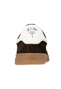 Sneaker in suede marrone con tallone in pelle bianca recante il logo "JOOP!" e un emblema decorativo, completata da una suola in gomma color caramello.