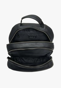 Czarny skórzany plecak o teksturowanym wykończeniu, z podwójnymi zamkami błyskawicznymi i uchwytem u góry. Wnętrze wykończone jest gładką tkaniną.