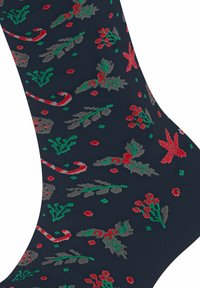 Granatowe skarpetki o fakturowanym wykończeniu, zdobione czerwonymi i zielonymi wzorami kwiatowymi, w tym ostrokrzewem i laseczkami cukrowymi, pokrywającymi całą powierzchnię.