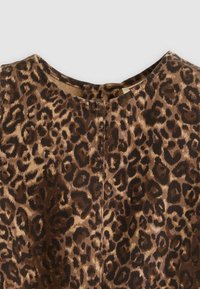 Leopardprintstoffen met een bruin en zwart patroon, met een ronde halslijn en een discrete sluiting aan de achterkant.