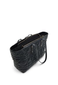 Černá prošívaná taška přes rameno vyrobená z kůže, obsahující dva popruhy na rameno, zip ve zlatém tónu a prostorný interiér s dalšími kapsami.