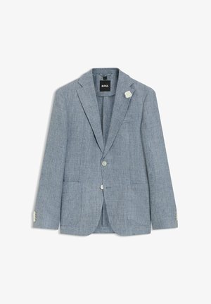 Blazer bleu clair texturé avec col cranté, deux poches plaquées à l'avant, deux boutons blancs et une petite broche en forme de fleur blanche sur le revers.