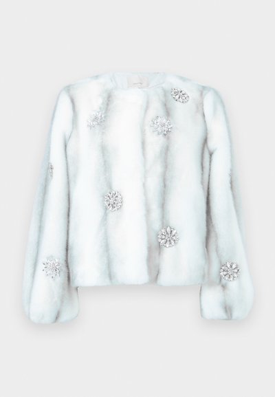 Valgekunstkarusnahast jakk helelillas toonis, ümmarguse kaelusega, millel on hõbedased lilleornamendid ja pikad varrukad. Pehme tekstuur ja struktureeritud disain.