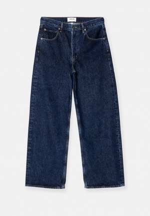 Blugi de denim bleu închis, cu picioare largi, care prezintă o talie înaltă, buzunare frontale și o textură netedă cu accente subtile de cusături.