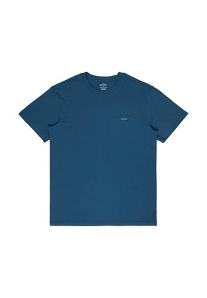 Maglietta blu a maniche corte con piccolo logo Billabong e grafica di un'onda sul lato sinistro superiore del petto.