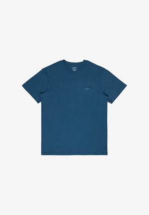 Blauw T-shirt met korte mouwen, voorzien van een klein Billabong-logo en een golfafbeelding op de linkerborst.