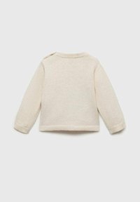 Vaalean beige neulepaita, jossa on pitkät hihat, pyöreä kaula-aukko ja napitus yksityiskohtana olkapäässä. Pehmeä rakenne ja yksinkertainen muotoilu.