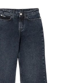 Jeans in denim blu scuro con tasche frontali, chiusura a bottone e cuciture visibili su uno sfondo bianco.
