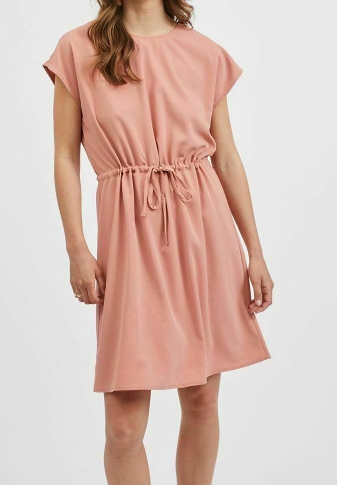 Růžové šaty s krátkými rukávy vyrobené z lehké látky, s elastickým pasem a stahovací šňůrkou, volného střihu. Hladká textura.