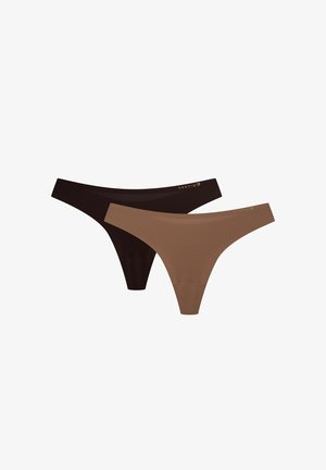 Zwei Paar Tanga-Unterwäsche; eines dunkelbraun und eines hellbraun. Hergestellt aus glattem Stoff mit elastischen Bündchen, die den Markennamen tragen.