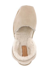 Chaussure beige en daim à enfiler avec un bout arrondi, intérieur en fourrure douce et semelle cousue. Comprend une semelle intérieure en cuir étiquetée "43".