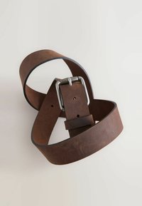 Brauner Leder-Gürtel mit einem breiten Riemen und einer silbernenmetall Schnalle. Die Textur ist glatt mit dezenten Farbvariationen.