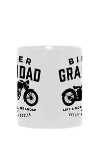 Taza de cerámica blanca con texto negro y gráficos de motocicletas. El texto dice "Abuelo motero" y "Como un abuelo normal, pero más cool."
