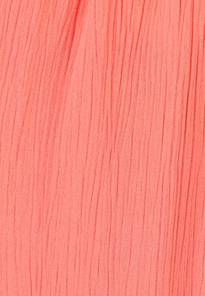 Lichtgewicht, gekreukt stof in koraalkleur, met verticale plooien en een soepele textuur. Ideaal voor kleding of accessoires.