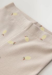 Material gri deschis, cu dungi, cu mici modele galbene de lămâi și tulpini verzi. Dispune de o talie plată pentru confort.