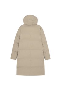 Cappotto lungo beige imbottito con cappuccio, cuciture orizzontali trapuntate e maniche lunghe, mostrato da dietro su uno sfondo bianco.