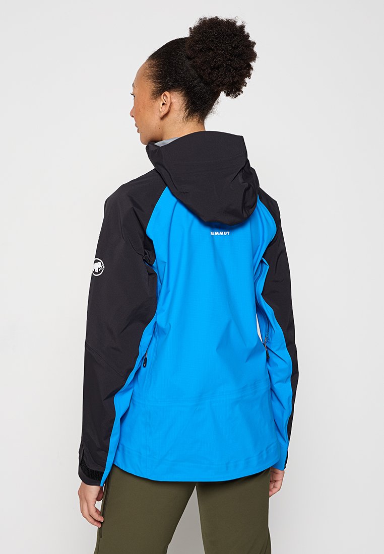 Blaue und schwarze wasserdichte Jacke mit Kapuze, die über vordere Reißverschlusstaschen und eine strukturierte Oberfläche des blauen Stoffes verfügt.