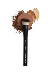 Poudre bronzante ronde de couleur brun foncé à côté d'un pinceau à maquillage à tête plate avec un manche noir et des poils doux multicolores.