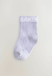 Calcetín de color lavanda claro con textura suave y un puño doblado que muestra la palabra "BAKER" en blanco. Diseño de punta redondeada.