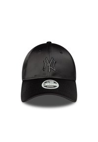 Fekete selyem baseball sapka, cirkónia kövekkel díszített New York Yankees logóval és ívelt karimával, női állítható méretként címkézve.