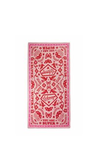 Tissu rose et rouge à motifs présentant des designs floraux, des papillons, et le texte "Tu es super" et "Femme" dans une mise en page décorative.