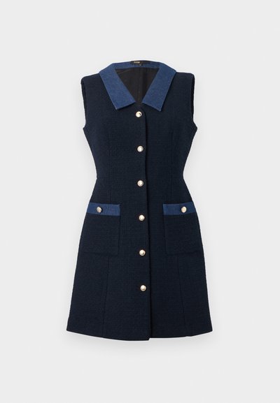 Αμάνικο σκούρο μπλε φόρεμα με γαλάζιο γιακά και διακόσμηση στις τσέπες, μπροστινό κούμπωμα με έξι χρυσά κουμπιά και δύο τσέπες επιδιορθωμένες πάνω στο ύφασμα.