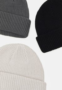 Pier One UNISEX 3 PACK - Beanie - black/dark grey/off-white/