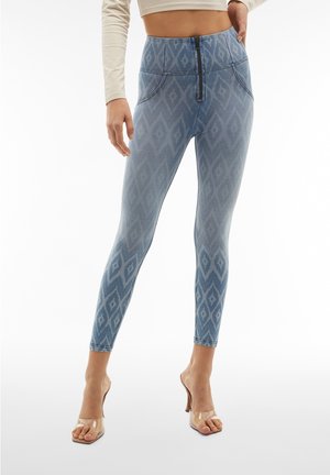 Freddy WR.UP® DENIM PUSH-UP - Skinny-Farkut - denblue aop ethnlaser blu s