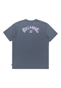 Grå bomulds t-shirt med korte ærmer, der har et stort, buet hvidt "BILLABONG" logo på ryggen og et lille logo mærke ved kanten.