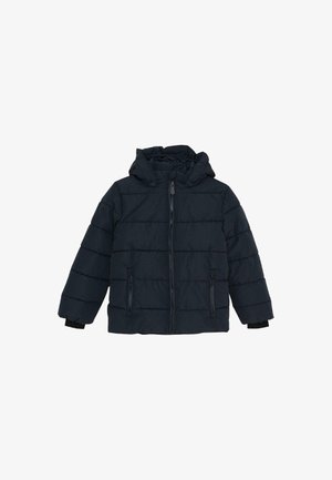 Marinblå puffjacka med huva, som har horisontella quiltade sektioner, två dragkedjefickor på sidan och svarta elastiska ärmslut.