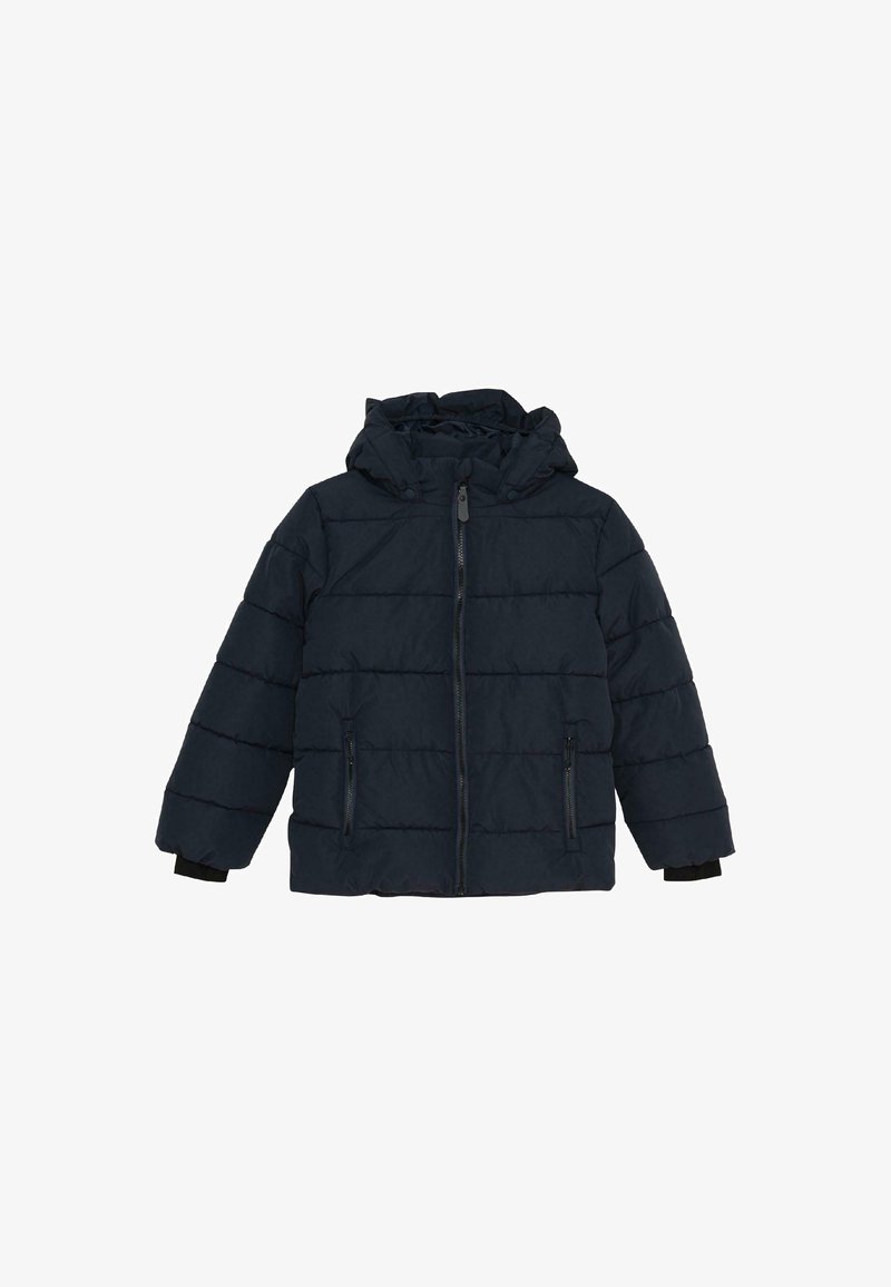 Marineblå puffjakke med hette, med horisontale quiltede seksjoner, to glidelåslommer på siden, og svarte elastiske mansjetter.