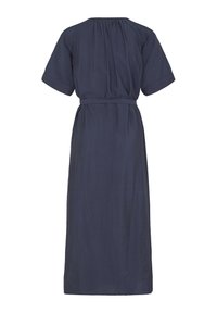 Robe midi bleu marine avec manches courtes, encolure froncée et ceinture en tissu assorti à la taille, vue de dos.