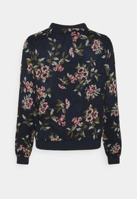 Květinová bomber bunda v námořnické modři s růžovými a zelenými květy. Hladká látka, žebrované manžety a lem, a klasický límec.