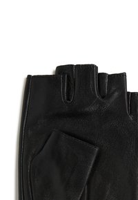 Melnas ādas bezpirkstu cimdi ar teksturētu virsmu, veidoti, lai izceltu īkšķi un rādītājpirkstu, ar dziją šuvēs.