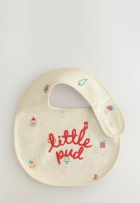 Cremfarbener Lätzchen mit der roten Stickerei "little pud". Verziert mit festlichen Illustrationen von Geschenken, Hüten und Lebkuchen.