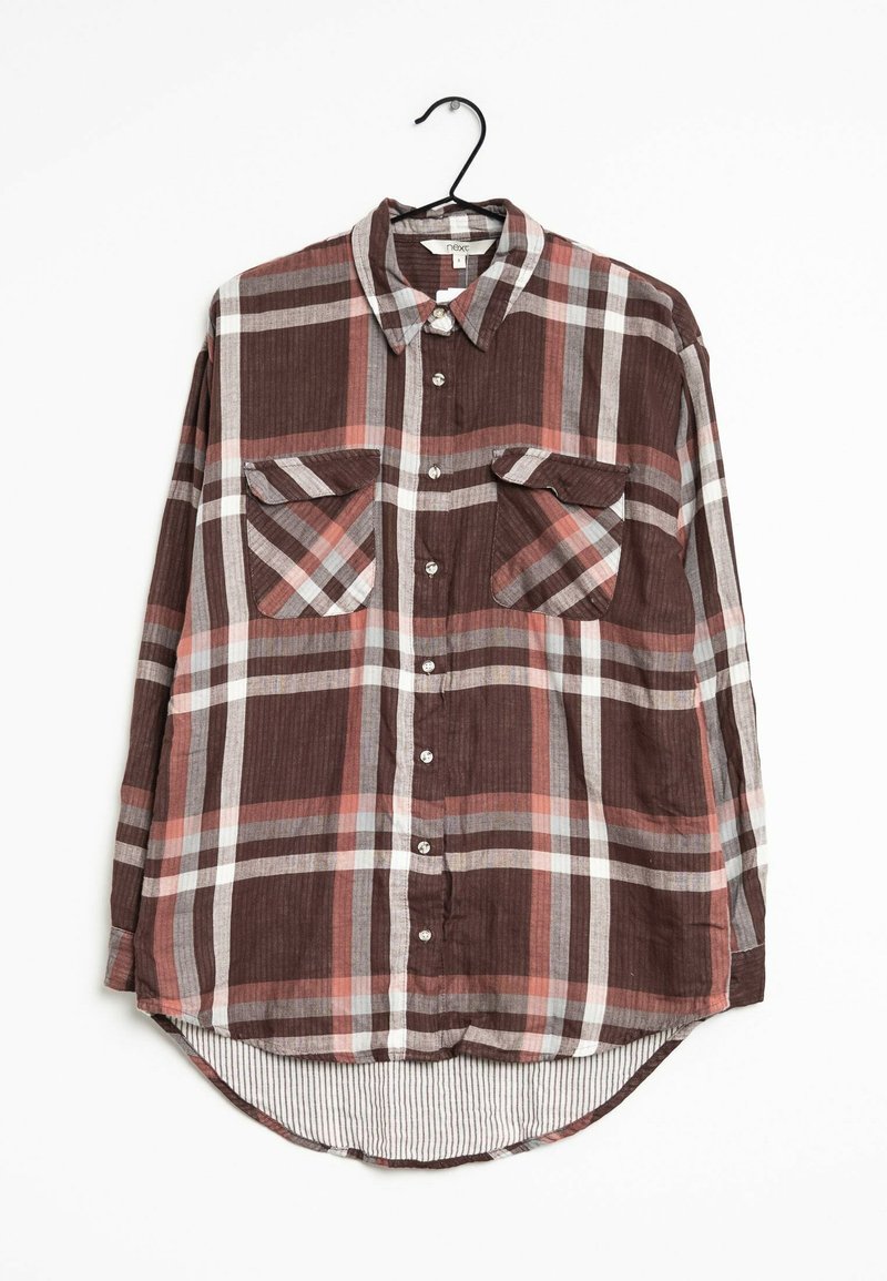 Chemise à carreaux marron avec deux poches poitrine, présentant des accents blancs, gris et rose clair, et un ourlet incurvé avec des détails rayés.