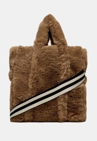Borsa a tracolla in finta pelliccia marrone con superficie testurizzata, dotata di due manici corti e una tracolla rimovibile a righe bianche e nere.