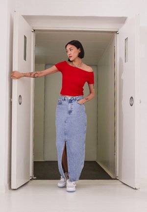 Urban Classics OFF SHOULDER - Basic T-shirt - fire red