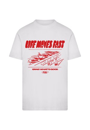 Wit T-shirt met rode tekst "LIFE MOVES FAST" boven een illustratie van een snelbewegende sushiband en "GRAB WHAT'S GOOD" eronder.