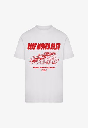 Wit T-shirt met rode tekst "LIFE MOVES FAST" boven een illustratie van een snelbewegende sushiband en "GRAB WHAT'S GOOD" eronder.
