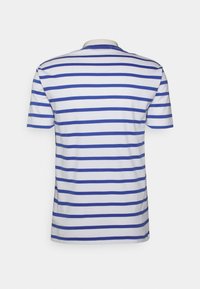 Tričko s krátkým rukávem s vodorovnými modro-bílými pruhy, vyrobené z měkké bavlněné tkaniny, s klasickým kulatým výstřihem.