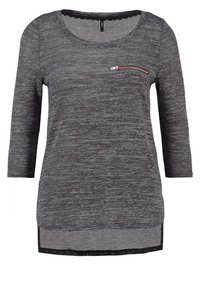 Pullover grigio a maglia con scollo rotondo, maniche a tre quarti e tasca frontale con zip. Presenta un motivo testurizzato e un orlo a contrasto.
