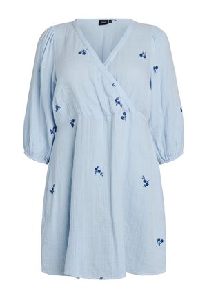 Hellblaues Wickelkleid mit dreiviertellangen Puffärmeln und kleinen, verstreuten dunkelblauen Blumenstickereien.