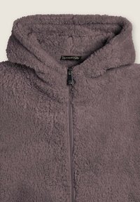 Giacca con cappuccio in pile di un viola tenue, caratterizzata da una cerniera frontale, una texture morbida e una vestibilità accogliente. L'etichetta riporta "FREDDY."