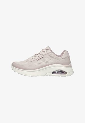 Scarpa sportiva rosa chiaro con tomaia in mesh e sintetico, collo imbottito, spessa intersuola bianca e dettaglio di ammortizzazione ad aria trasparente.