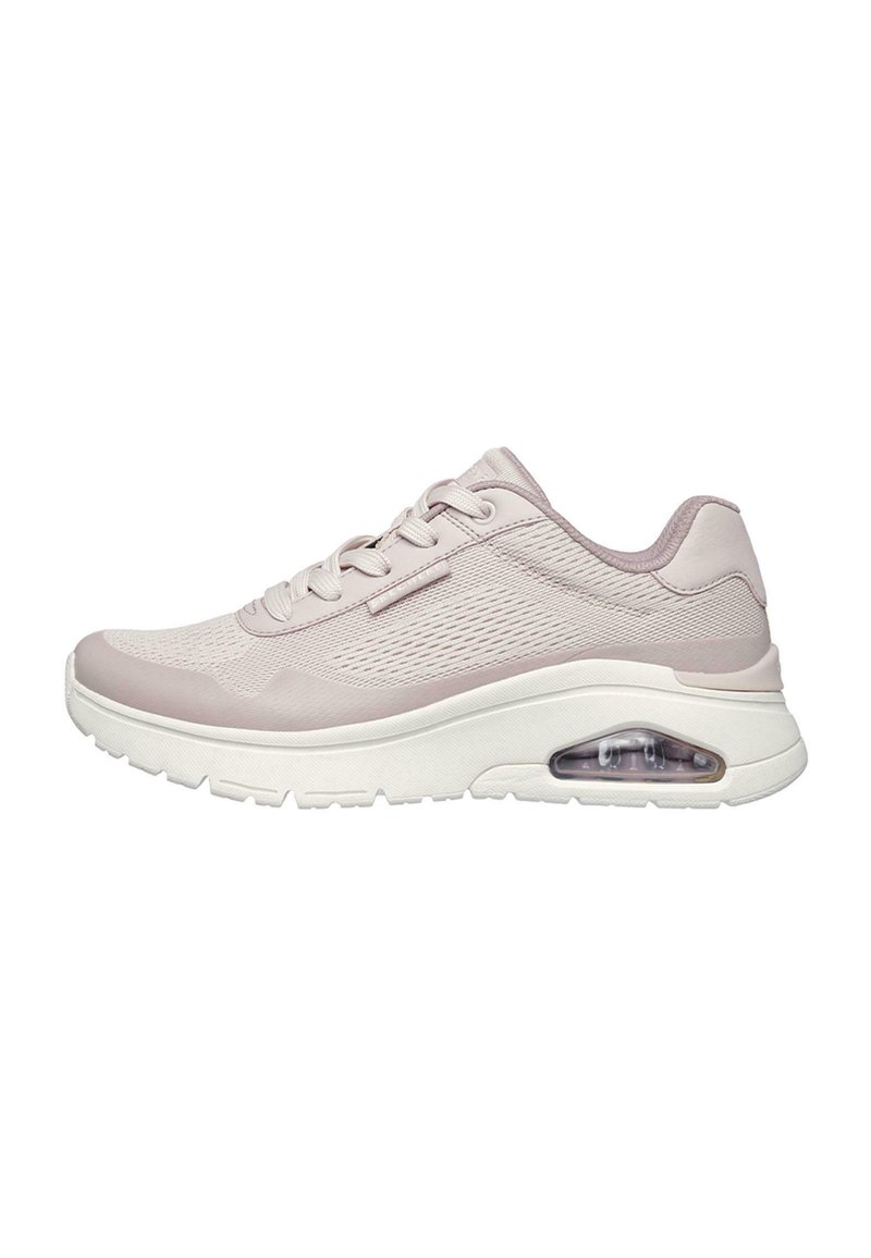 Zapatilla deportiva de color rosa claro con parte superior de malla y sintética, cuello acolchado, suela media gruesa blanca y detalle de amortiguación de aire transparente.